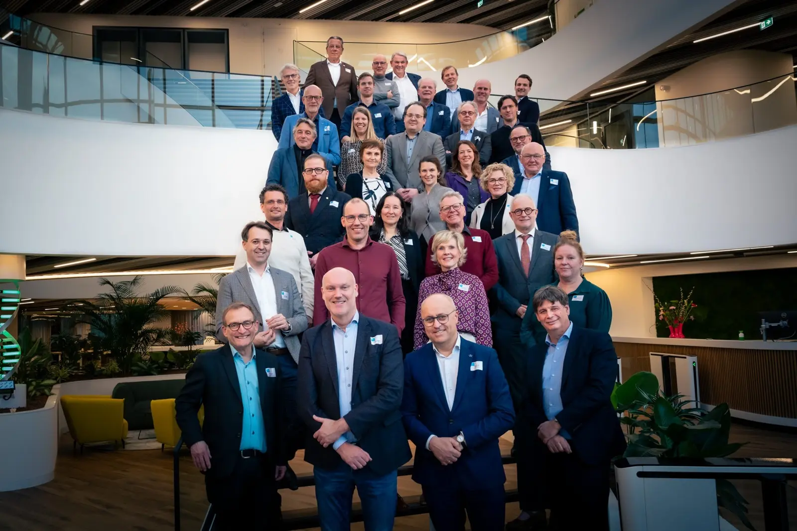 Alle bestuursleden van ondernemersvereniging VNO-NCV Noordwest-Holland, met Breedweer-directeur Cindy Broersen rechts, tweede rij van voren.