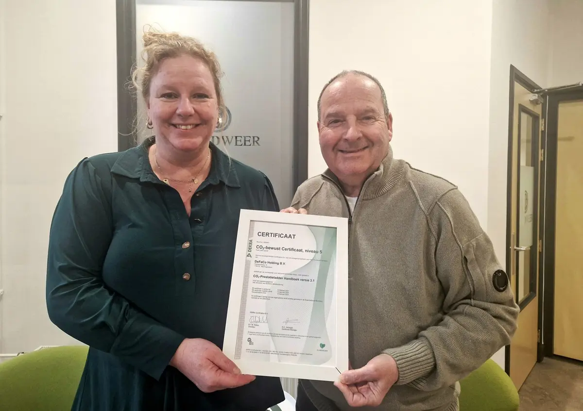 Directeurs Cindy Broersen en Henk van Eijk van Breedweer Facilitaire Dienstverlening houden trots het CO2 Prestatieladder niveau 5 certificaat voor zich.