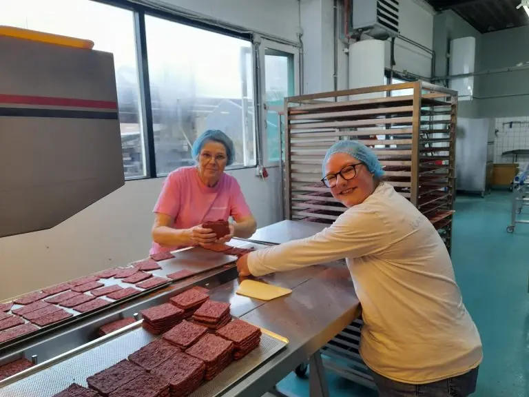 Broeder Tuck bezoekt de liefste crackerbakkerij van het land